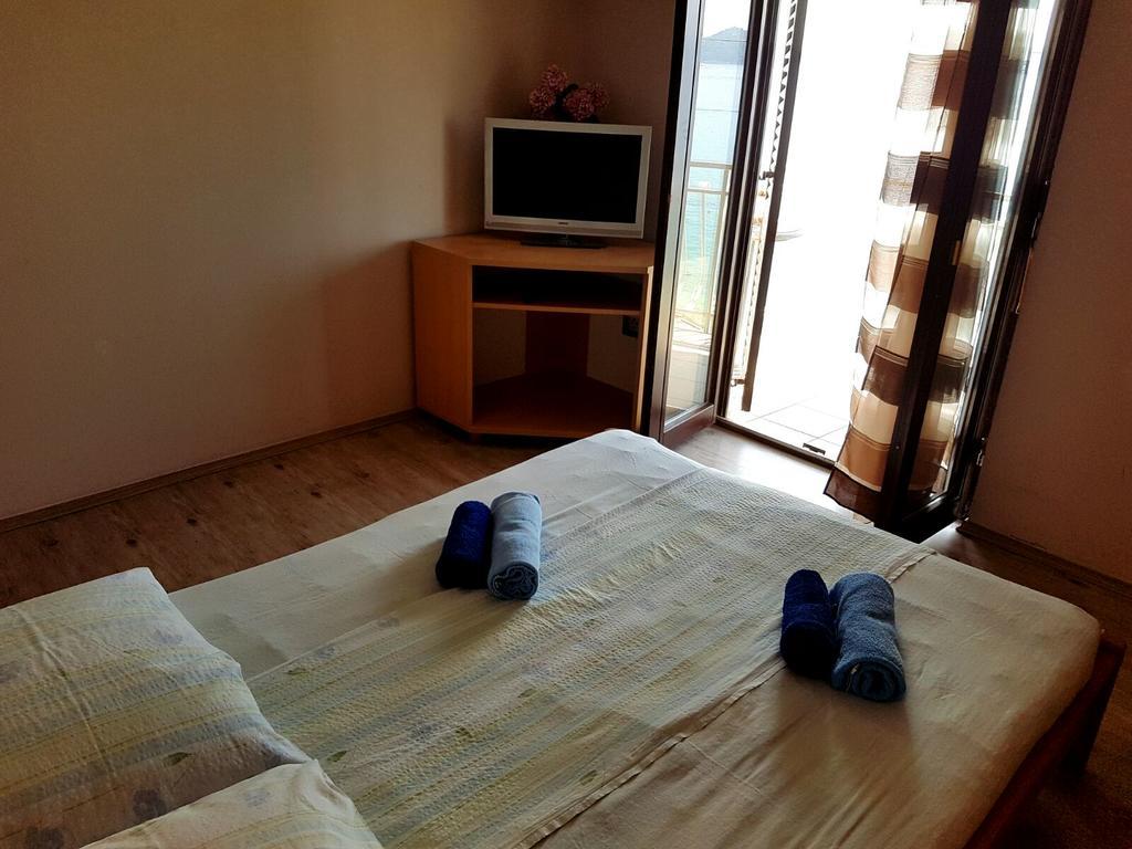 Apartments Marta Trogir Bagian luar foto